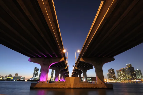 Miami, florida ABD biscayne Körfezi üzerinden köprü — Stok fotoğraf