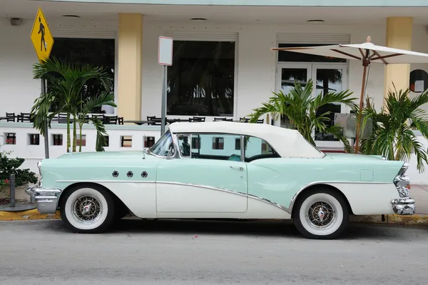 Stary samochód w miami south beach, florida, Stany Zjednoczone Ameryki — Zdjęcie stockowe