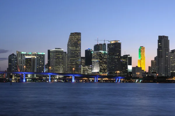 Центр города Майами Skyline в Dusk, Флорида США — стоковое фото