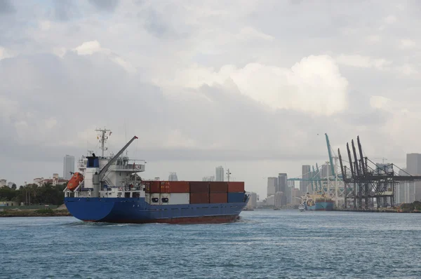 Vrachtschepen transport containers — Stockfoto