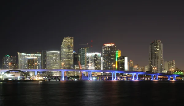 市中心迈阿密地平线在晚上 — 图库照片