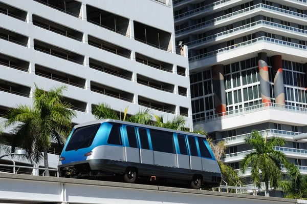 Автоматизированная система поездов в центре Майами — стоковое фото