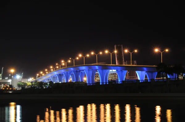 मियामी, फ्लोरिडा यूएसए मध्ये बिस्केने बे प्रती ब्रिज — स्टॉक फोटो, इमेज