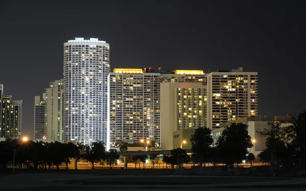 Edificios en el centro de Miami por la noche, Florida, EE.UU. — Foto de Stock