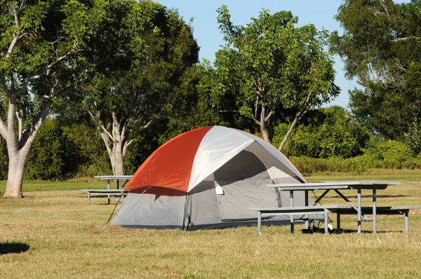 Tenda in un campeggio — Foto Stock