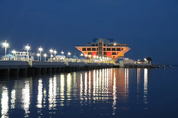 在晚上，美国圣 petersburt 码头 — 图库照片