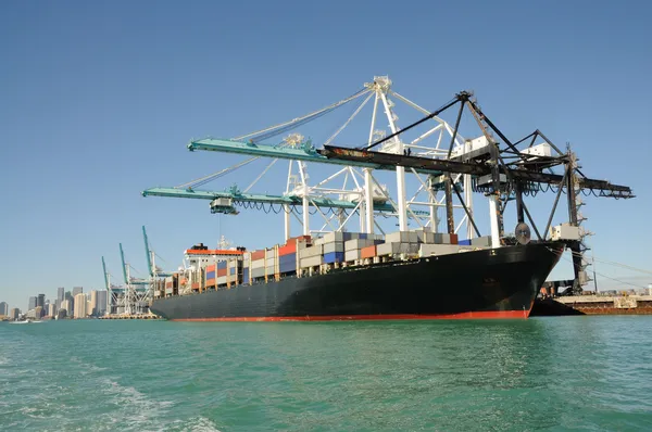 Containerschip in industriële haven — Stockfoto