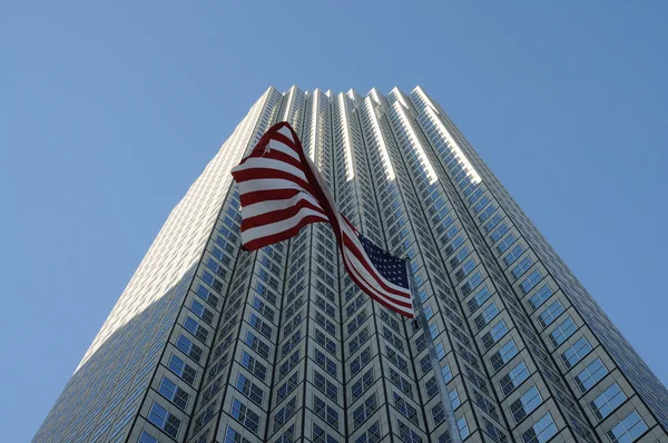 Αμερικανική σημαία και έναν ουρανοξύστη — Φωτογραφία Αρχείου