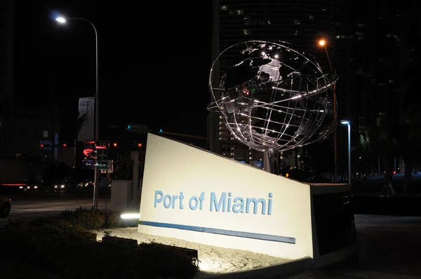 在晚上，美国佛罗里达迈阿密港口 — 图库照片