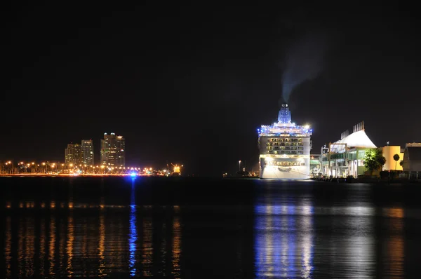 Cestovní loď v přístavu v miami v noci — Stock fotografie