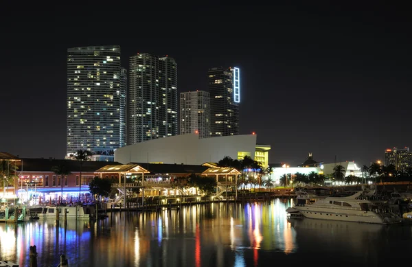 Miami Bayside Marina ночью, Флорида США — стоковое фото
