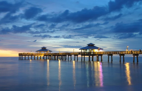 Pier bij zonsondergang in fort myers, florida — Stockfoto