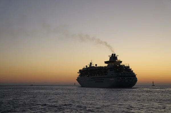 Cruise schip bij zonsondergang. Key west, florida — Stockfoto