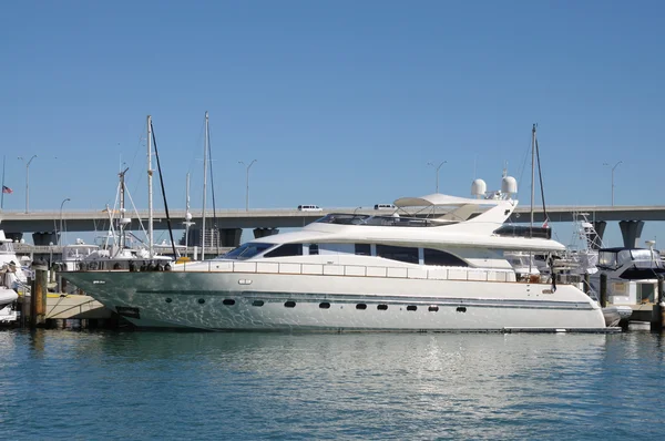 Luksusowy jacht w bayside marina w miami, Floryda — Zdjęcie stockowe