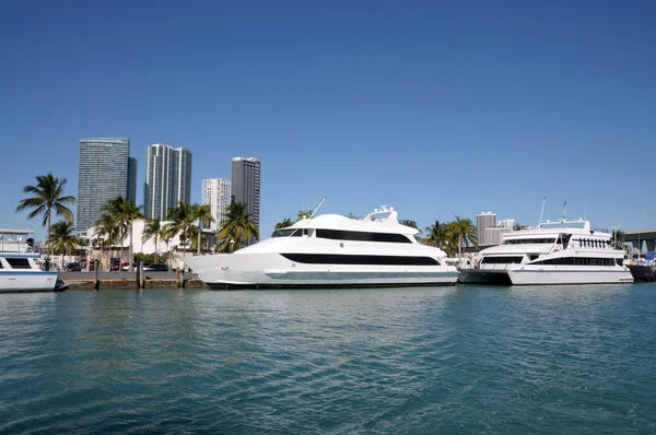 Barcos en el centro de Miami, Florida — Foto de Stock