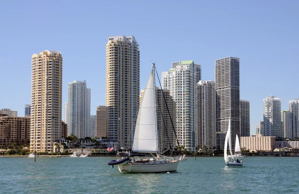 Sailing Yacht and Miami Downtown Skyline, Florida — Stock Photo, Image