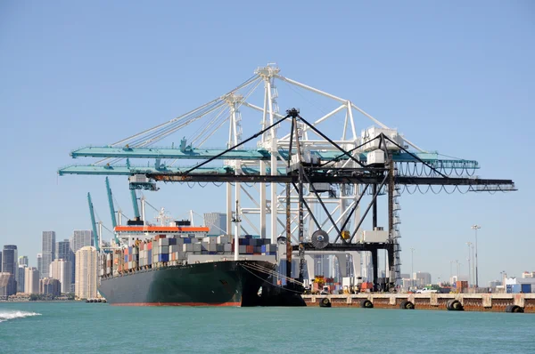 Container schip in de industriële haven — Stockfoto