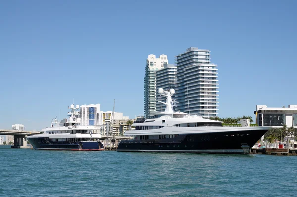 Yachts de luxe à Miami Beach Marina, Floride — Photo