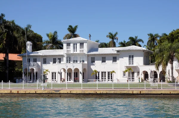 Πολυτελές σπίτι waterside στο αστέρι νησί, παραλία του Μαϊάμι, Φλόριντα — Φωτογραφία Αρχείου
