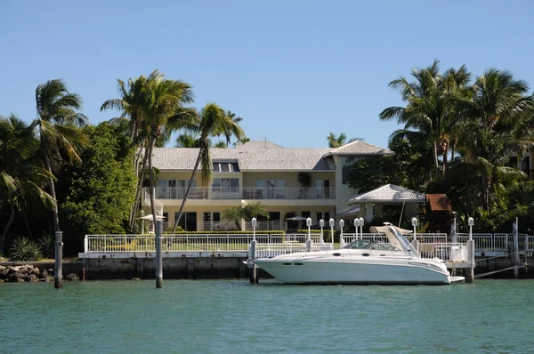 Элитный дом на берегу Стар-Айленда, Майами-Бич, Флорида — стоковое фото