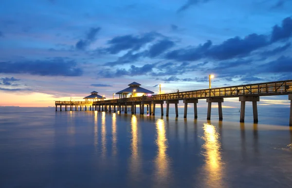 Pier bei Sonnenuntergang in Fort Myers, Florida — Stockfoto