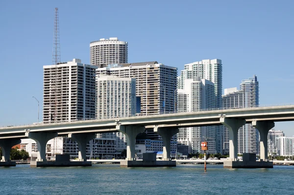 Downtown Miami com a Ponte Biscayne em primeiro plano, Florida EUA — Fotografia de Stock