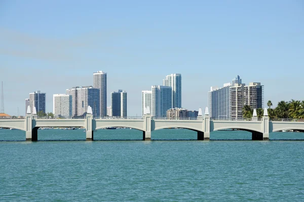 Downtown miami z mostu biscayne w planie, florida, Stany Zjednoczone Ameryki — Zdjęcie stockowe