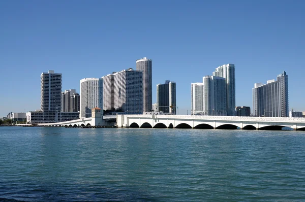 Центр Майами с мостом Бискейн на переднем плане, Флорида, США — стоковое фото