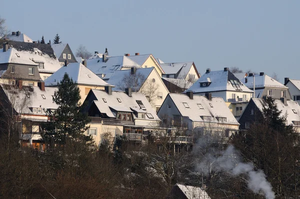 Casas cobertas de neve em uma cidade alemã — Fotografia de Stock