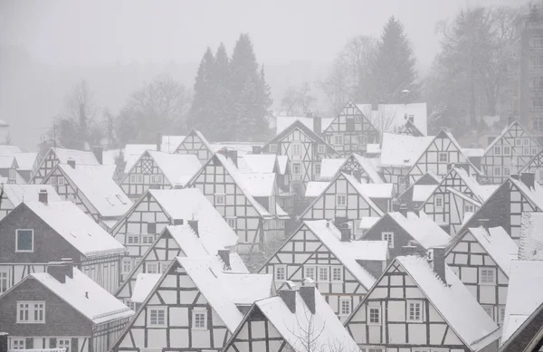 Casas de armação cobertas de neve na cidade alemã Freudenberg — Fotografia de Stock