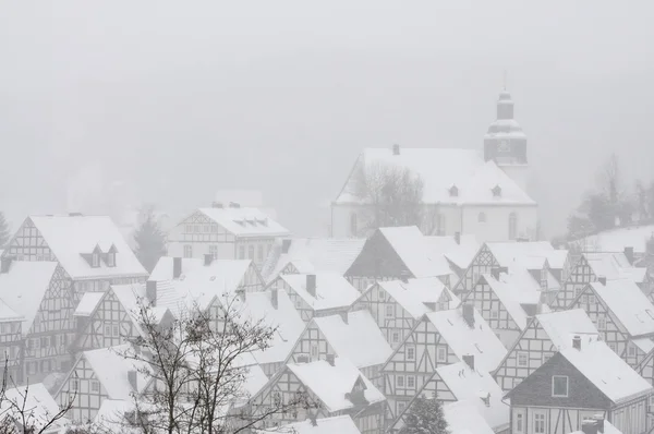 Alman şehri freudenberg karla kaplı yarı ahşap evleri — Stok fotoğraf