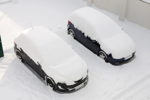 Dois carros cobertos de neve no inverno — Fotografia de Stock