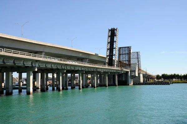 Öppna bron över biscayne bay, miami florida — Stockfoto