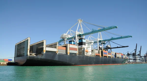 Containerfartyg på industriell hamn — Stockfoto