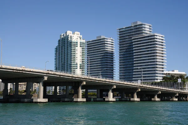Downtown Miami con il Biscayne Bay Bridge in primo piano, Florida USA — Foto Stock