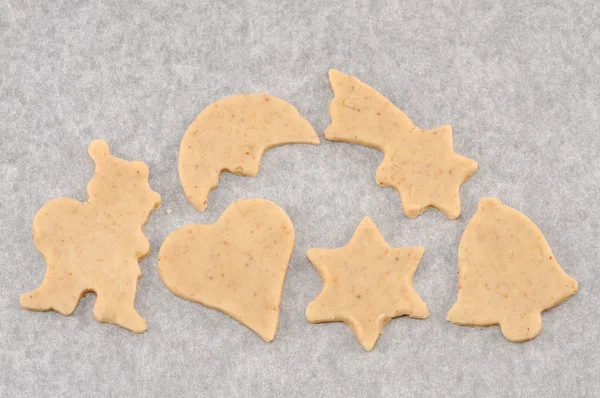 Biscoitos de Natal no papel de cozimento — Fotografia de Stock
