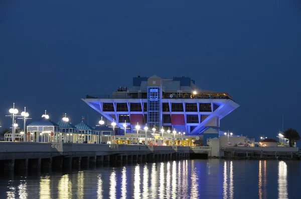 Molo w Sankt Petersburgu oświetlone w nocy. Florida, Stany Zjednoczone Ameryki — Zdjęcie stockowe
