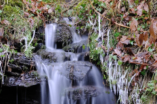 Малий водоспад в зимовому пейзажі — стокове фото