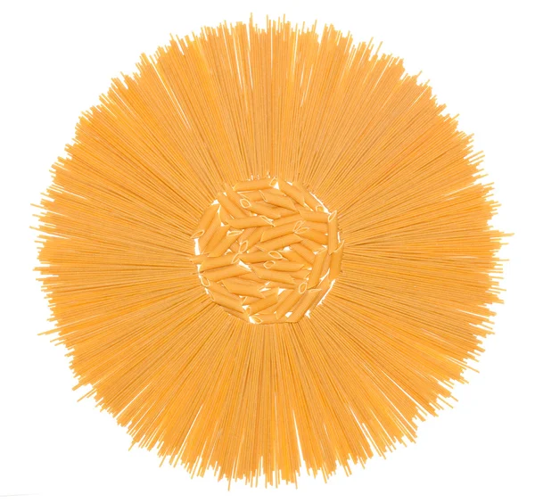 白い背景の上の全粒粉のイタリアンのパスタ — ストック写真