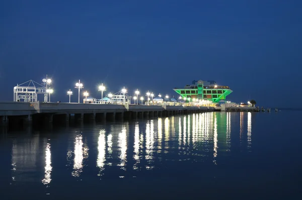 在圣彼得斯堡在夜间照明的码头。美国佛罗里达 — 图库照片