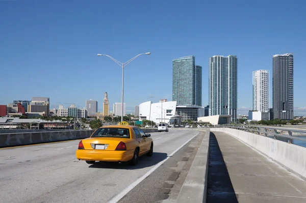 タクシーのダウンタウンの橋にマイアミ、フロリダ州アメリカ合衆国 — ストック写真