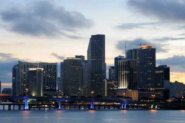 Downtown miami o zmierzchu, florida, Stany Zjednoczone Ameryki — Zdjęcie stockowe