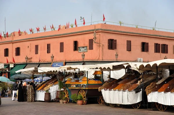 Market stands em Djemaa el Fna lugar em Marrakech, Marrocos — Fotografia de Stock