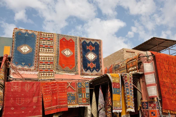 マラケシュでの販売のためのモロッコのカーペット — Stock fotografie