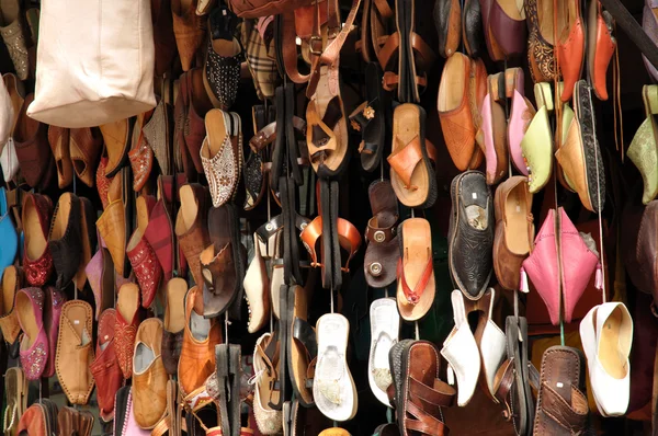 Kolorowe buty na sprzedaż w marrakech, Maroko — Zdjęcie stockowe