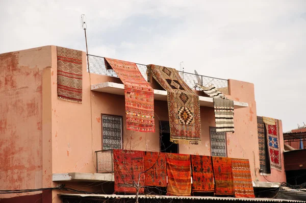 Orientální koberce na prodej v marrakech, Maroko — Stock fotografie