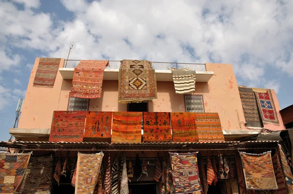 マラケシュ、モロッコでの販売のためのカーペット — ストック写真