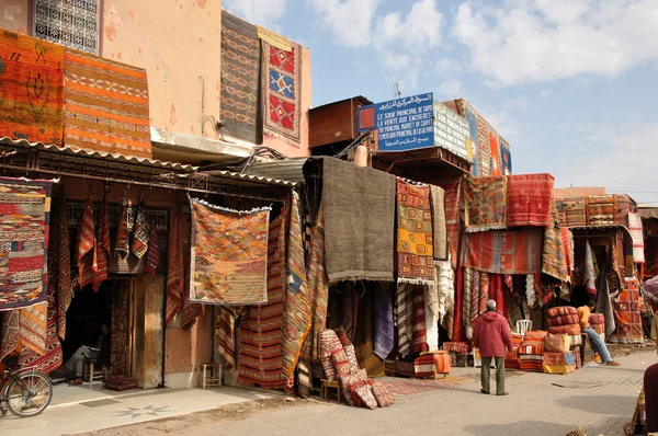Продажа ковров в Марракеше, Марокко — стоковое фото