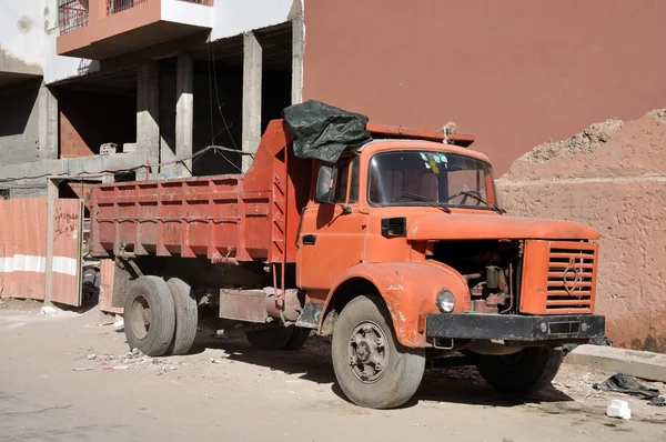マラケシュ、モロッコのダンプ トラック — ストック写真