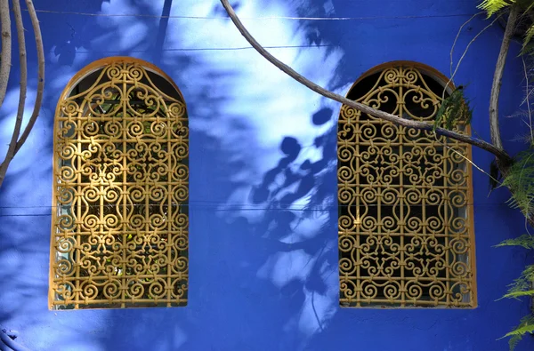 Duas janelas em Marrakech, Marrocos — Fotografia de Stock